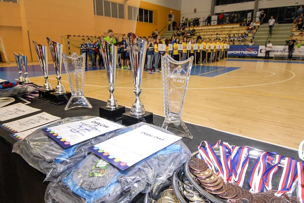 Po čtyřiadvaceti hodinách zná Sportovní liga základních škol své vítěze. Na palubovce městské sportovní haly na Slovanech dnes převzalo putovní Pohár ministryně školství v házené dívčí družstvo ZŠ Křiby Zlín, které obhájilo loňské vítězství. V chlapecké kategorii se radoval tým ZŠ Emila Zátopka z Kopřivnice. Čtyři plzeňské celky, které reprezentovaly západočeskou metropoli, skončily na dvou třetích, pátém a šestém místě. Několik domácích hráčů bylo nominováno porotou do obou „All Stars“ týmů. Organizátoři rozdali také individuální ocenění, několik z nich získali plzeňští zástupci. Nejlepší hráčkou turnaje se stala Julie Franková z 31. ZŠ Plzeň, nejlepším střelcem s počtem 40 gólů hráč 22. ZŠ Plzeň Martin Cvikl, nejlepším brankářem byl zvolen Ladislav Rikal z Bolevecké základní školy Plzeň. (foto: 8.4.2016)