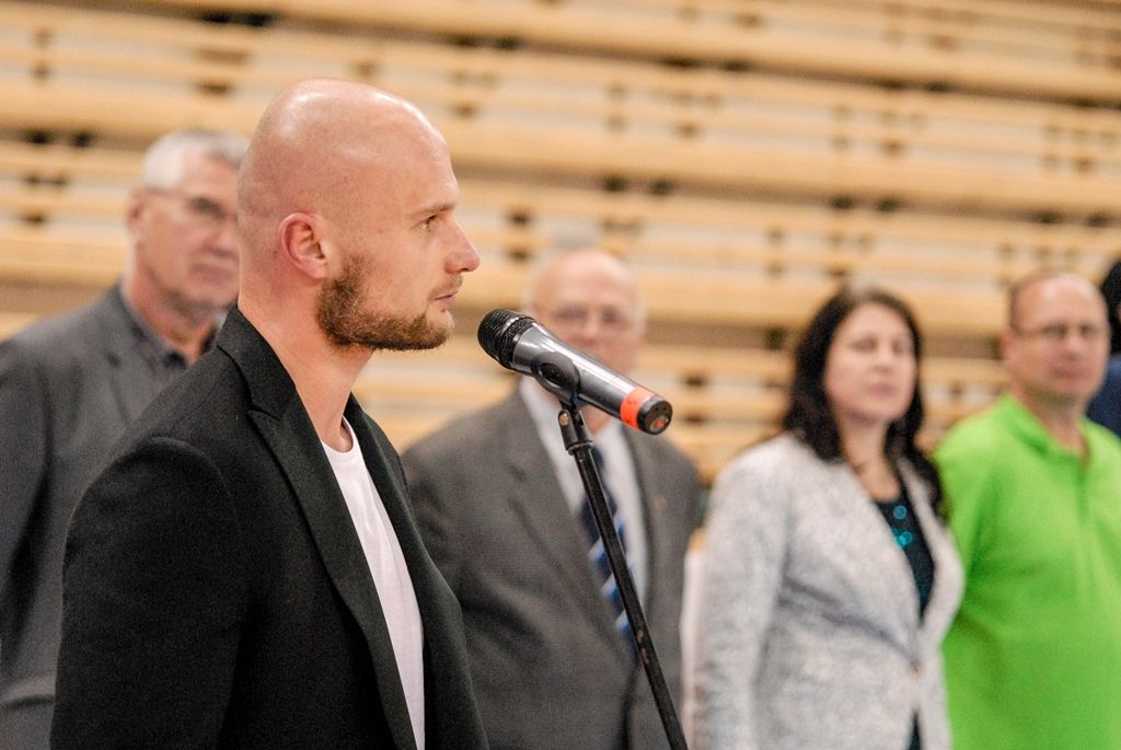 Po čtyřiadvaceti hodinách zná Sportovní liga základních škol své vítěze. Na palubovce městské sportovní haly na Slovanech dnes převzalo putovní Pohár ministryně školství v házené dívčí družstvo ZŠ Křiby Zlín, které obhájilo loňské vítězství. V chlapecké kategorii se radoval tým ZŠ Emila Zátopka z Kopřivnice. Čtyři plzeňské celky, které reprezentovaly západočeskou metropoli, skončily na dvou třetích, pátém a šestém místě. Několik domácích hráčů bylo nominováno porotou do obou „All Stars“ týmů. Organizátoři rozdali také individuální ocenění, několik z nich získali plzeňští zástupci. Nejlepší hráčkou turnaje se stala Julie Franková z 31. ZŠ Plzeň, nejlepším střelcem s počtem 40 gólů hráč 22. ZŠ Plzeň Martin Cvikl, nejlepším brankářem byl zvolen Ladislav Rikal z Bolevecké základní školy Plzeň. (foto: 8.4.2016)