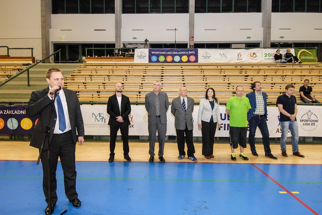 Po čtyřiadvaceti hodinách zná Sportovní liga základních škol své vítěze. Na palubovce městské sportovní haly na Slovanech dnes převzalo putovní Pohár ministryně školství v házené dívčí družstvo ZŠ Křiby Zlín, které obhájilo loňské vítězství. V chlapecké kategorii se radoval tým ZŠ Emila Zátopka z Kopřivnice. Čtyři plzeňské celky, které reprezentovaly západočeskou metropoli, skončily na dvou třetích, pátém a šestém místě. Několik domácích hráčů bylo nominováno porotou do obou „All Stars“ týmů. Organizátoři rozdali také individuální ocenění, několik z nich získali plzeňští zástupci. Nejlepší hráčkou turnaje se stala Julie Franková z 31. ZŠ Plzeň, nejlepším střelcem s počtem 40 gólů hráč 22. ZŠ Plzeň Martin Cvikl, nejlepším brankářem byl zvolen Ladislav Rikal z Bolevecké základní školy Plzeň. (foto: 8.4.2016)