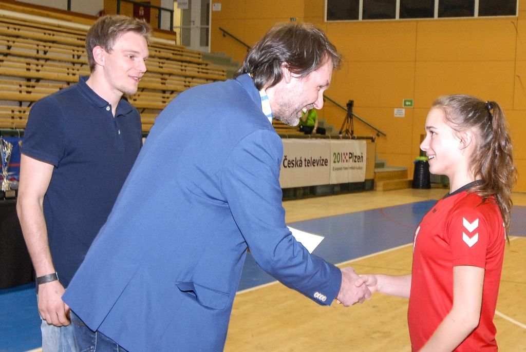 Po čtyřiadvaceti hodinách zná Sportovní liga základních škol své vítěze. Na palubovce městské sportovní haly na Slovanech dnes převzalo putovní Pohár ministryně školství v házené dívčí družstvo ZŠ Křiby Zlín, které obhájilo loňské vítězství. V chlapecké kategorii se radoval tým ZŠ Emila Zátopka z Kopřivnice. Čtyři plzeňské celky, které reprezentovaly západočeskou metropoli, skončily na dvou třetích, pátém a šestém místě. Několik domácích hráčů bylo nominováno porotou do obou „All Stars“ týmů. Organizátoři rozdali také individuální ocenění, několik z nich získali plzeňští zástupci. Nejlepší hráčkou turnaje se stala Julie Franková z 31. ZŠ Plzeň, nejlepším střelcem s počtem 40 gólů hráč 22. ZŠ Plzeň Martin Cvikl, nejlepším brankářem byl zvolen Ladislav Rikal z Bolevecké základní školy Plzeň. (foto: 8.4.2016)