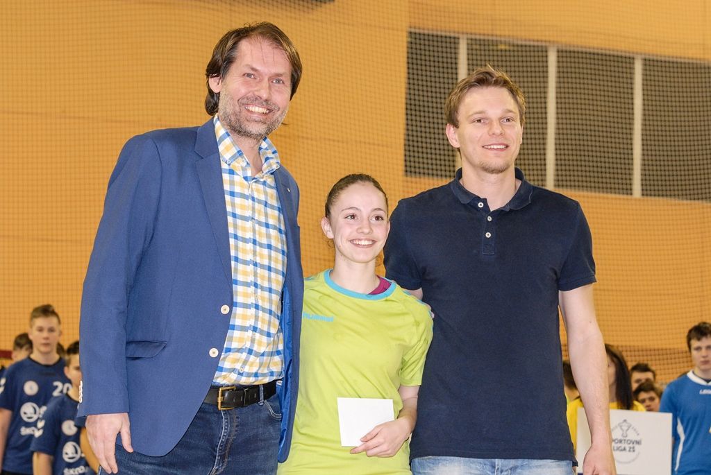 Po čtyřiadvaceti hodinách zná Sportovní liga základních škol své vítěze. Na palubovce městské sportovní haly na Slovanech dnes převzalo putovní Pohár ministryně školství v házené dívčí družstvo ZŠ Křiby Zlín, které obhájilo loňské vítězství. V chlapecké kategorii se radoval tým ZŠ Emila Zátopka z Kopřivnice. Čtyři plzeňské celky, které reprezentovaly západočeskou metropoli, skončily na dvou třetích, pátém a šestém místě. Několik domácích hráčů bylo nominováno porotou do obou „All Stars“ týmů. Organizátoři rozdali také individuální ocenění, několik z nich získali plzeňští zástupci. Nejlepší hráčkou turnaje se stala Julie Franková z 31. ZŠ Plzeň, nejlepším střelcem s počtem 40 gólů hráč 22. ZŠ Plzeň Martin Cvikl, nejlepším brankářem byl zvolen Ladislav Rikal z Bolevecké základní školy Plzeň. (foto: 8.4.2016)