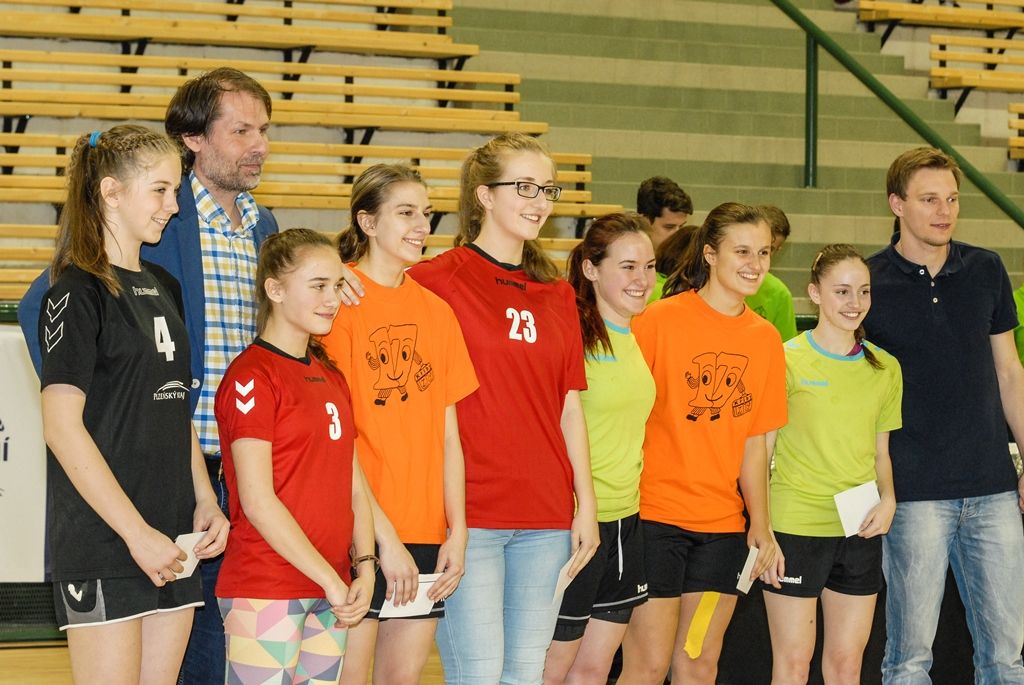 Po čtyřiadvaceti hodinách zná Sportovní liga základních škol své vítěze. Na palubovce městské sportovní haly na Slovanech dnes převzalo putovní Pohár ministryně školství v házené dívčí družstvo ZŠ Křiby Zlín, které obhájilo loňské vítězství. V chlapecké kategorii se radoval tým ZŠ Emila Zátopka z Kopřivnice. Čtyři plzeňské celky, které reprezentovaly západočeskou metropoli, skončily na dvou třetích, pátém a šestém místě. Několik domácích hráčů bylo nominováno porotou do obou „All Stars“ týmů. Organizátoři rozdali také individuální ocenění, několik z nich získali plzeňští zástupci. Nejlepší hráčkou turnaje se stala Julie Franková z 31. ZŠ Plzeň, nejlepším střelcem s počtem 40 gólů hráč 22. ZŠ Plzeň Martin Cvikl, nejlepším brankářem byl zvolen Ladislav Rikal z Bolevecké základní školy Plzeň. (foto: 8.4.2016)