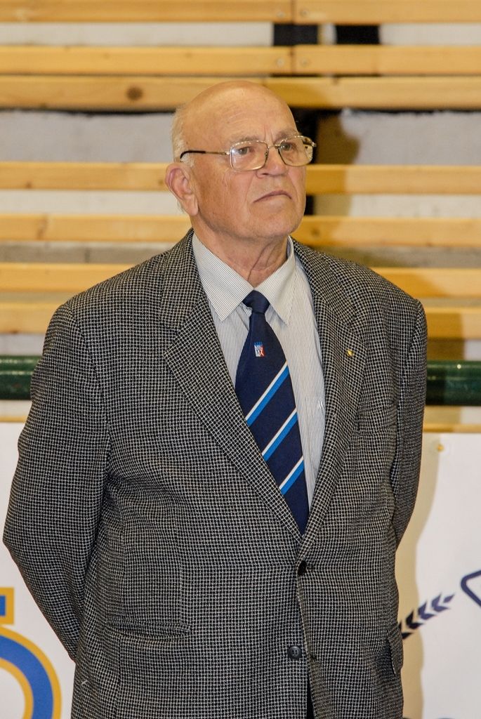 Po čtyřiadvaceti hodinách zná Sportovní liga základních škol své vítěze. Na palubovce městské sportovní haly na Slovanech dnes převzalo putovní Pohár ministryně školství v házené dívčí družstvo ZŠ Křiby Zlín, které obhájilo loňské vítězství. V chlapecké kategorii se radoval tým ZŠ Emila Zátopka z Kopřivnice. Čtyři plzeňské celky, které reprezentovaly západočeskou metropoli, skončily na dvou třetích, pátém a šestém místě. Několik domácích hráčů bylo nominováno porotou do obou „All Stars“ týmů. Organizátoři rozdali také individuální ocenění, několik z nich získali plzeňští zástupci. Nejlepší hráčkou turnaje se stala Julie Franková z 31. ZŠ Plzeň, nejlepším střelcem s počtem 40 gólů hráč 22. ZŠ Plzeň Martin Cvikl, nejlepším brankářem byl zvolen Ladislav Rikal z Bolevecké základní školy Plzeň. (foto: 8.4.2016)