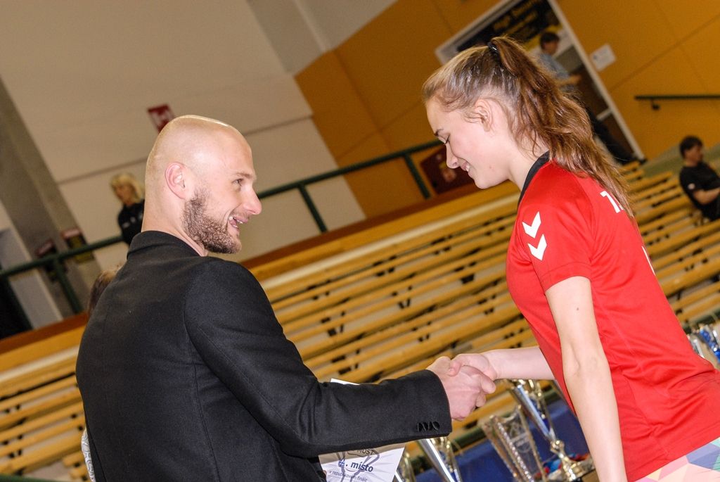 Po čtyřiadvaceti hodinách zná Sportovní liga základních škol své vítěze. Na palubovce městské sportovní haly na Slovanech dnes převzalo putovní Pohár ministryně školství v házené dívčí družstvo ZŠ Křiby Zlín, které obhájilo loňské vítězství. V chlapecké kategorii se radoval tým ZŠ Emila Zátopka z Kopřivnice. Čtyři plzeňské celky, které reprezentovaly západočeskou metropoli, skončily na dvou třetích, pátém a šestém místě. Několik domácích hráčů bylo nominováno porotou do obou „All Stars“ týmů. Organizátoři rozdali také individuální ocenění, několik z nich získali plzeňští zástupci. Nejlepší hráčkou turnaje se stala Julie Franková z 31. ZŠ Plzeň, nejlepším střelcem s počtem 40 gólů hráč 22. ZŠ Plzeň Martin Cvikl, nejlepším brankářem byl zvolen Ladislav Rikal z Bolevecké základní školy Plzeň. (foto: 8.4.2016)