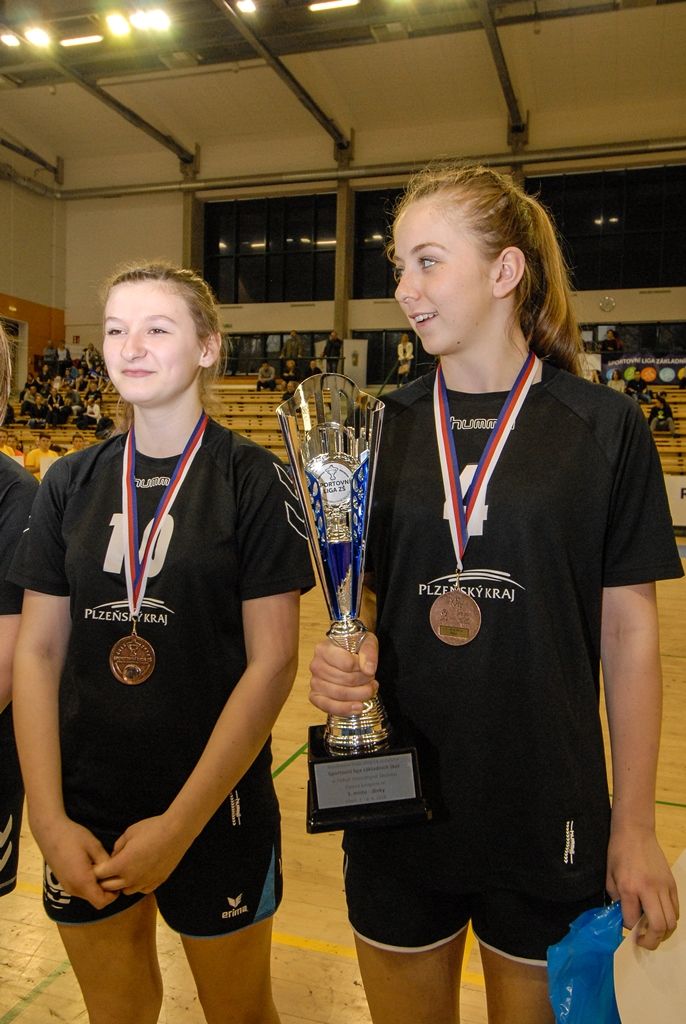Po čtyřiadvaceti hodinách zná Sportovní liga základních škol své vítěze. Na palubovce městské sportovní haly na Slovanech dnes převzalo putovní Pohár ministryně školství v házené dívčí družstvo ZŠ Křiby Zlín, které obhájilo loňské vítězství. V chlapecké kategorii se radoval tým ZŠ Emila Zátopka z Kopřivnice. Čtyři plzeňské celky, které reprezentovaly západočeskou metropoli, skončily na dvou třetích, pátém a šestém místě. Několik domácích hráčů bylo nominováno porotou do obou „All Stars“ týmů. Organizátoři rozdali také individuální ocenění, několik z nich získali plzeňští zástupci. Nejlepší hráčkou turnaje se stala Julie Franková z 31. ZŠ Plzeň, nejlepším střelcem s počtem 40 gólů hráč 22. ZŠ Plzeň Martin Cvikl, nejlepším brankářem byl zvolen Ladislav Rikal z Bolevecké základní školy Plzeň. (foto: 8.4.2016)