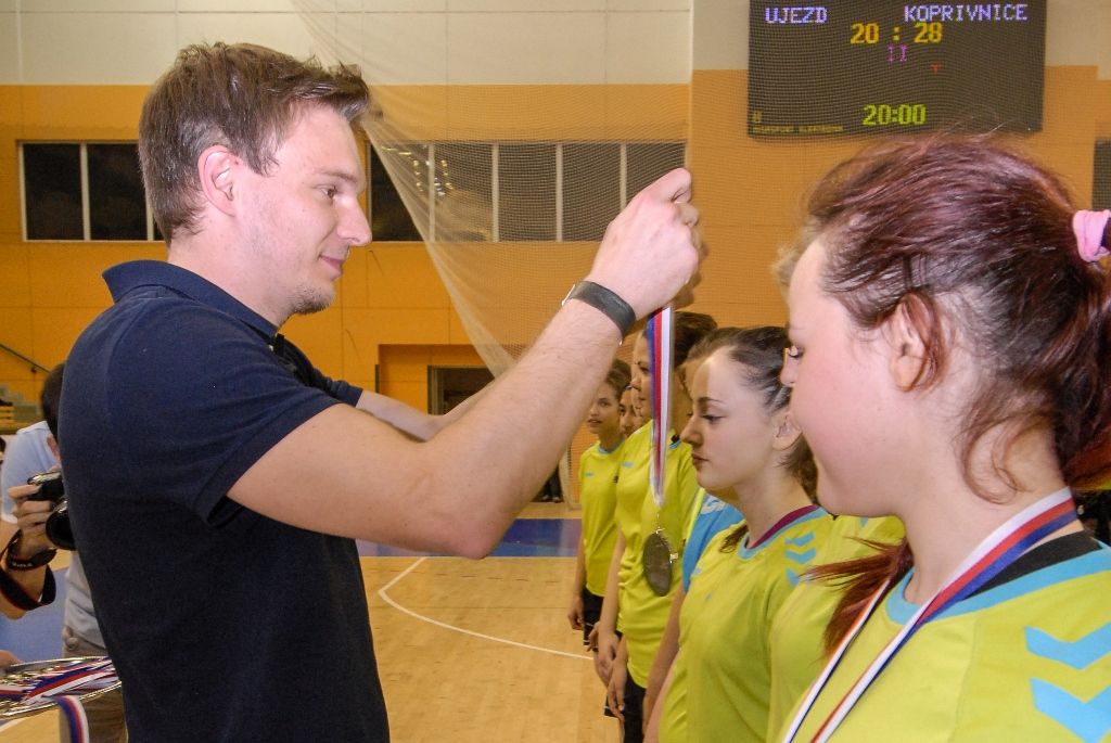 Po čtyřiadvaceti hodinách zná Sportovní liga základních škol své vítěze. Na palubovce městské sportovní haly na Slovanech dnes převzalo putovní Pohár ministryně školství v házené dívčí družstvo ZŠ Křiby Zlín, které obhájilo loňské vítězství. V chlapecké kategorii se radoval tým ZŠ Emila Zátopka z Kopřivnice. Čtyři plzeňské celky, které reprezentovaly západočeskou metropoli, skončily na dvou třetích, pátém a šestém místě. Několik domácích hráčů bylo nominováno porotou do obou „All Stars“ týmů. Organizátoři rozdali také individuální ocenění, několik z nich získali plzeňští zástupci. Nejlepší hráčkou turnaje se stala Julie Franková z 31. ZŠ Plzeň, nejlepším střelcem s počtem 40 gólů hráč 22. ZŠ Plzeň Martin Cvikl, nejlepším brankářem byl zvolen Ladislav Rikal z Bolevecké základní školy Plzeň. (foto: 8.4.2016)