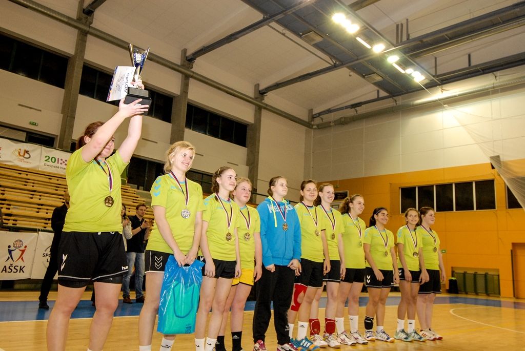 Po čtyřiadvaceti hodinách zná Sportovní liga základních škol své vítěze. Na palubovce městské sportovní haly na Slovanech dnes převzalo putovní Pohár ministryně školství v házené dívčí družstvo ZŠ Křiby Zlín, které obhájilo loňské vítězství. V chlapecké kategorii se radoval tým ZŠ Emila Zátopka z Kopřivnice. Čtyři plzeňské celky, které reprezentovaly západočeskou metropoli, skončily na dvou třetích, pátém a šestém místě. Několik domácích hráčů bylo nominováno porotou do obou „All Stars“ týmů. Organizátoři rozdali také individuální ocenění, několik z nich získali plzeňští zástupci. Nejlepší hráčkou turnaje se stala Julie Franková z 31. ZŠ Plzeň, nejlepším střelcem s počtem 40 gólů hráč 22. ZŠ Plzeň Martin Cvikl, nejlepším brankářem byl zvolen Ladislav Rikal z Bolevecké základní školy Plzeň. (foto: 8.4.2016)