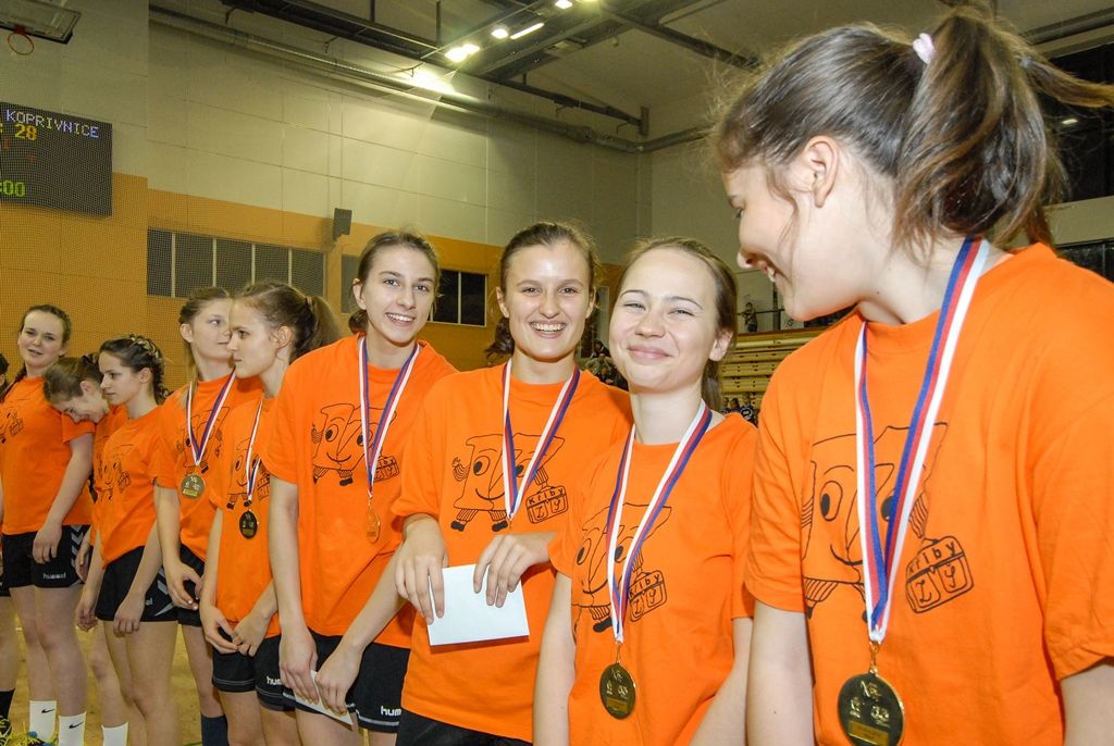 Po čtyřiadvaceti hodinách zná Sportovní liga základních škol své vítěze. Na palubovce městské sportovní haly na Slovanech dnes převzalo putovní Pohár ministryně školství v házené dívčí družstvo ZŠ Křiby Zlín, které obhájilo loňské vítězství. V chlapecké kategorii se radoval tým ZŠ Emila Zátopka z Kopřivnice. Čtyři plzeňské celky, které reprezentovaly západočeskou metropoli, skončily na dvou třetích, pátém a šestém místě. Několik domácích hráčů bylo nominováno porotou do obou „All Stars“ týmů. Organizátoři rozdali také individuální ocenění, několik z nich získali plzeňští zástupci. Nejlepší hráčkou turnaje se stala Julie Franková z 31. ZŠ Plzeň, nejlepším střelcem s počtem 40 gólů hráč 22. ZŠ Plzeň Martin Cvikl, nejlepším brankářem byl zvolen Ladislav Rikal z Bolevecké základní školy Plzeň. (foto: 8.4.2016)