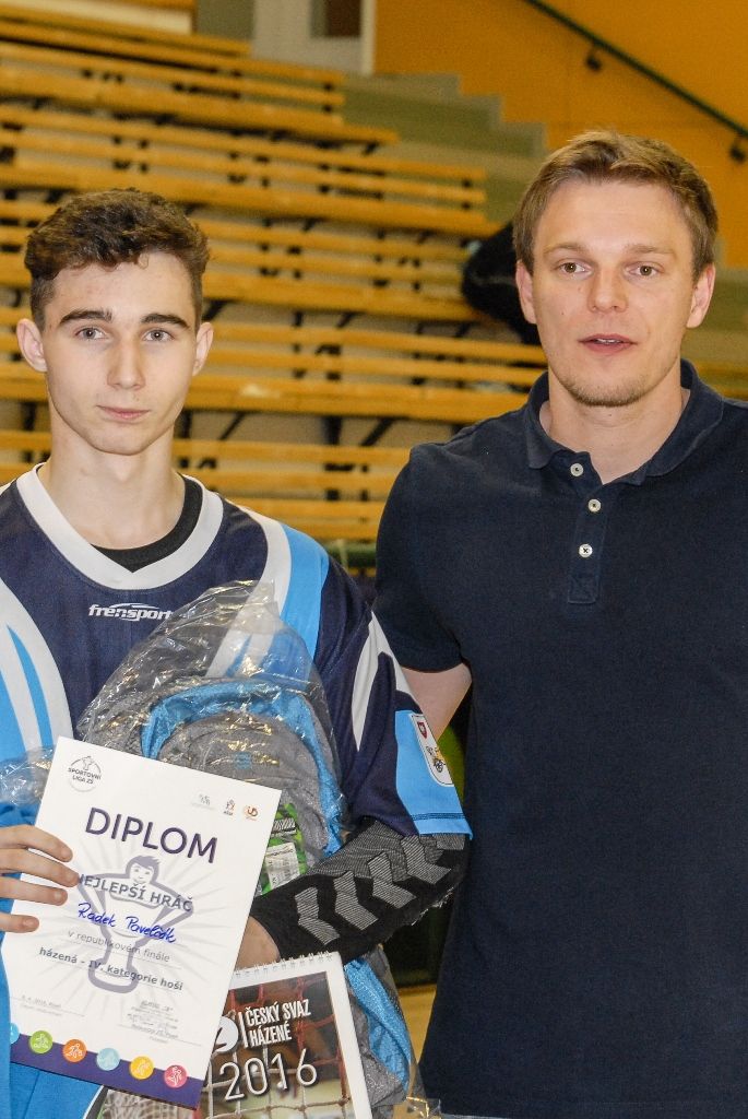 Po čtyřiadvaceti hodinách zná Sportovní liga základních škol své vítěze. Na palubovce městské sportovní haly na Slovanech dnes převzalo putovní Pohár ministryně školství v házené dívčí družstvo ZŠ Křiby Zlín, které obhájilo loňské vítězství. V chlapecké kategorii se radoval tým ZŠ Emila Zátopka z Kopřivnice. Čtyři plzeňské celky, které reprezentovaly západočeskou metropoli, skončily na dvou třetích, pátém a šestém místě. Několik domácích hráčů bylo nominováno porotou do obou „All Stars“ týmů. Organizátoři rozdali také individuální ocenění, několik z nich získali plzeňští zástupci. Nejlepší hráčkou turnaje se stala Julie Franková z 31. ZŠ Plzeň, nejlepším střelcem s počtem 40 gólů hráč 22. ZŠ Plzeň Martin Cvikl, nejlepším brankářem byl zvolen Ladislav Rikal z Bolevecké základní školy Plzeň. (foto: 8.4.2016)