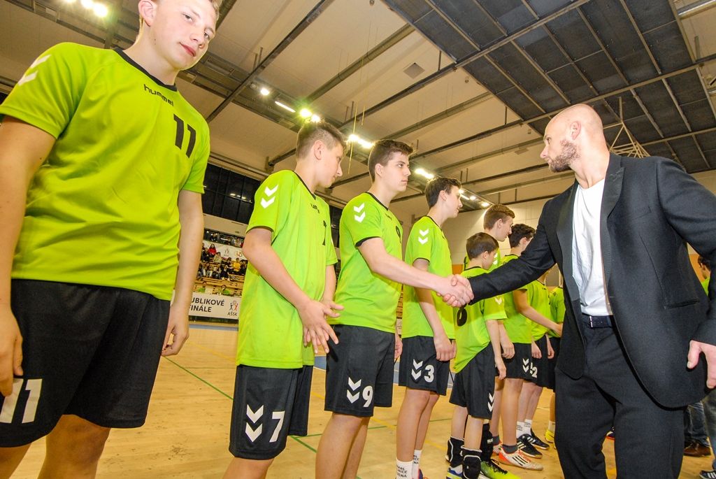 Po čtyřiadvaceti hodinách zná Sportovní liga základních škol své vítěze. Na palubovce městské sportovní haly na Slovanech dnes převzalo putovní Pohár ministryně školství v házené dívčí družstvo ZŠ Křiby Zlín, které obhájilo loňské vítězství. V chlapecké kategorii se radoval tým ZŠ Emila Zátopka z Kopřivnice. Čtyři plzeňské celky, které reprezentovaly západočeskou metropoli, skončily na dvou třetích, pátém a šestém místě. Několik domácích hráčů bylo nominováno porotou do obou „All Stars“ týmů. Organizátoři rozdali také individuální ocenění, několik z nich získali plzeňští zástupci. Nejlepší hráčkou turnaje se stala Julie Franková z 31. ZŠ Plzeň, nejlepším střelcem s počtem 40 gólů hráč 22. ZŠ Plzeň Martin Cvikl, nejlepším brankářem byl zvolen Ladislav Rikal z Bolevecké základní školy Plzeň. (foto: 8.4.2016)