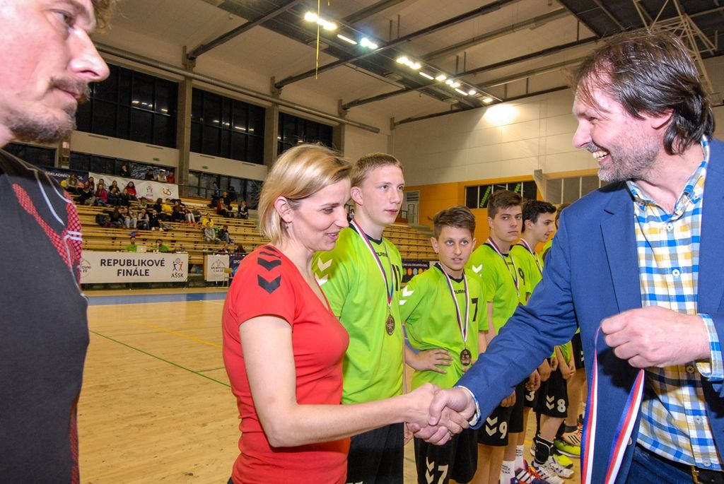 Po čtyřiadvaceti hodinách zná Sportovní liga základních škol své vítěze. Na palubovce městské sportovní haly na Slovanech dnes převzalo putovní Pohár ministryně školství v házené dívčí družstvo ZŠ Křiby Zlín, které obhájilo loňské vítězství. V chlapecké kategorii se radoval tým ZŠ Emila Zátopka z Kopřivnice. Čtyři plzeňské celky, které reprezentovaly západočeskou metropoli, skončily na dvou třetích, pátém a šestém místě. Několik domácích hráčů bylo nominováno porotou do obou „All Stars“ týmů. Organizátoři rozdali také individuální ocenění, několik z nich získali plzeňští zástupci. Nejlepší hráčkou turnaje se stala Julie Franková z 31. ZŠ Plzeň, nejlepším střelcem s počtem 40 gólů hráč 22. ZŠ Plzeň Martin Cvikl, nejlepším brankářem byl zvolen Ladislav Rikal z Bolevecké základní školy Plzeň. (foto: 8.4.2016)
