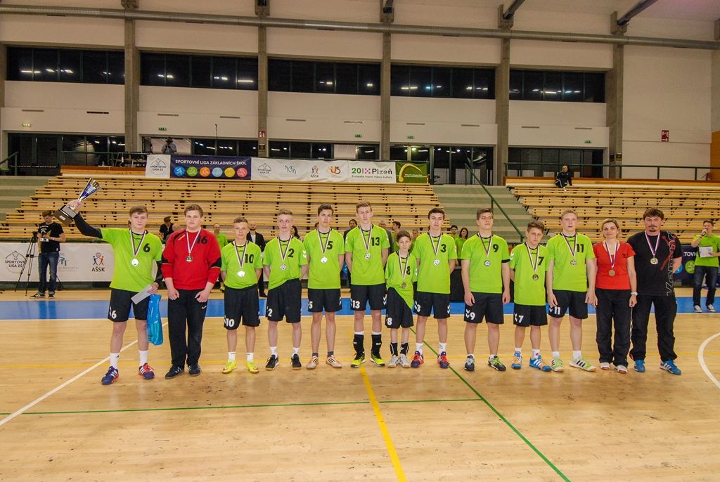 Po čtyřiadvaceti hodinách zná Sportovní liga základních škol své vítěze. Na palubovce městské sportovní haly na Slovanech dnes převzalo putovní Pohár ministryně školství v házené dívčí družstvo ZŠ Křiby Zlín, které obhájilo loňské vítězství. V chlapecké kategorii se radoval tým ZŠ Emila Zátopka z Kopřivnice. Čtyři plzeňské celky, které reprezentovaly západočeskou metropoli, skončily na dvou třetích, pátém a šestém místě. Několik domácích hráčů bylo nominováno porotou do obou „All Stars“ týmů. Organizátoři rozdali také individuální ocenění, několik z nich získali plzeňští zástupci. Nejlepší hráčkou turnaje se stala Julie Franková z 31. ZŠ Plzeň, nejlepším střelcem s počtem 40 gólů hráč 22. ZŠ Plzeň Martin Cvikl, nejlepším brankářem byl zvolen Ladislav Rikal z Bolevecké základní školy Plzeň. (foto: 8.4.2016)