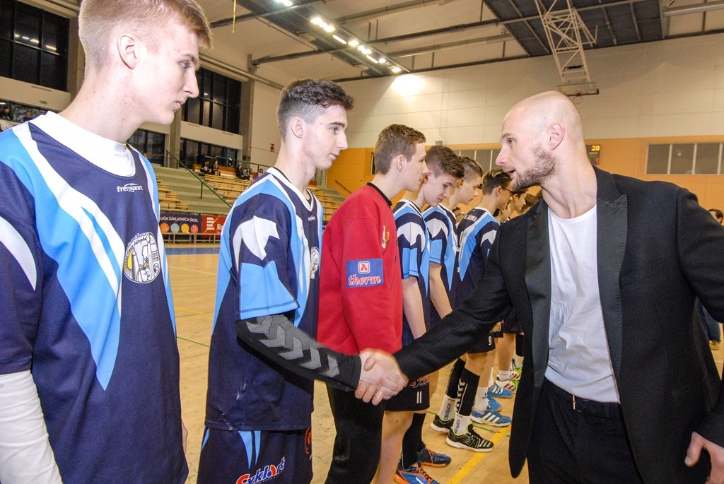 Po čtyřiadvaceti hodinách zná Sportovní liga základních škol své vítěze. Na palubovce městské sportovní haly na Slovanech dnes převzalo putovní Pohár ministryně školství v házené dívčí družstvo ZŠ Křiby Zlín, které obhájilo loňské vítězství. V chlapecké kategorii se radoval tým ZŠ Emila Zátopka z Kopřivnice. Čtyři plzeňské celky, které reprezentovaly západočeskou metropoli, skončily na dvou třetích, pátém a šestém místě. Několik domácích hráčů bylo nominováno porotou do obou „All Stars“ týmů. Organizátoři rozdali také individuální ocenění, několik z nich získali plzeňští zástupci. Nejlepší hráčkou turnaje se stala Julie Franková z 31. ZŠ Plzeň, nejlepším střelcem s počtem 40 gólů hráč 22. ZŠ Plzeň Martin Cvikl, nejlepším brankářem byl zvolen Ladislav Rikal z Bolevecké základní školy Plzeň. (foto: 8.4.2016)