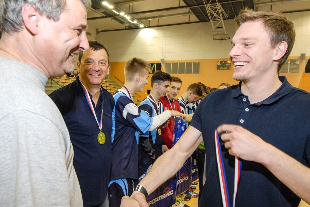 Po čtyřiadvaceti hodinách zná Sportovní liga základních škol své vítěze. Na palubovce městské sportovní haly na Slovanech dnes převzalo putovní Pohár ministryně školství v házené dívčí družstvo ZŠ Křiby Zlín, které obhájilo loňské vítězství. V chlapecké kategorii se radoval tým ZŠ Emila Zátopka z Kopřivnice. Čtyři plzeňské celky, které reprezentovaly západočeskou metropoli, skončily na dvou třetích, pátém a šestém místě. Několik domácích hráčů bylo nominováno porotou do obou „All Stars“ týmů. Organizátoři rozdali také individuální ocenění, několik z nich získali plzeňští zástupci. Nejlepší hráčkou turnaje se stala Julie Franková z 31. ZŠ Plzeň, nejlepším střelcem s počtem 40 gólů hráč 22. ZŠ Plzeň Martin Cvikl, nejlepším brankářem byl zvolen Ladislav Rikal z Bolevecké základní školy Plzeň. (foto: 8.4.2016)