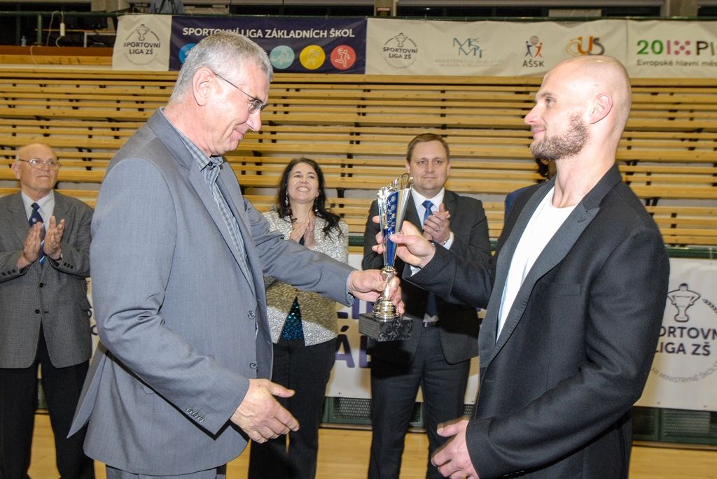 Po čtyřiadvaceti hodinách zná Sportovní liga základních škol své vítěze. Na palubovce městské sportovní haly na Slovanech dnes převzalo putovní Pohár ministryně školství v házené dívčí družstvo ZŠ Křiby Zlín, které obhájilo loňské vítězství. V chlapecké kategorii se radoval tým ZŠ Emila Zátopka z Kopřivnice. Čtyři plzeňské celky, které reprezentovaly západočeskou metropoli, skončily na dvou třetích, pátém a šestém místě. Několik domácích hráčů bylo nominováno porotou do obou „All Stars“ týmů. Organizátoři rozdali také individuální ocenění, několik z nich získali plzeňští zástupci. Nejlepší hráčkou turnaje se stala Julie Franková z 31. ZŠ Plzeň, nejlepším střelcem s počtem 40 gólů hráč 22. ZŠ Plzeň Martin Cvikl, nejlepším brankářem byl zvolen Ladislav Rikal z Bolevecké základní školy Plzeň. (foto: 8.4.2016)