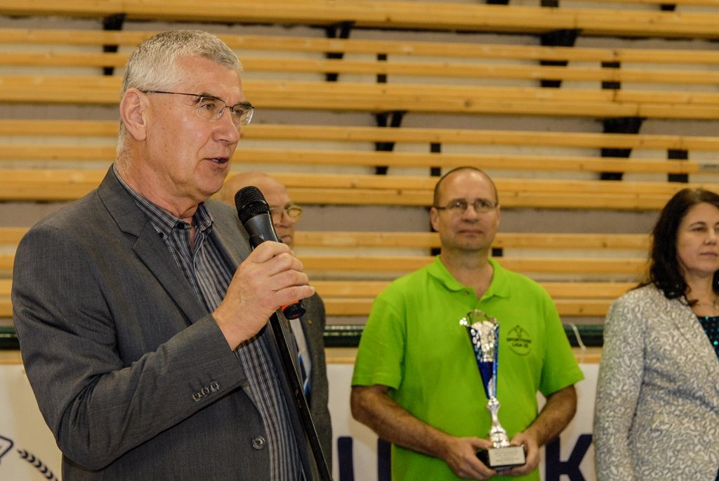 Po čtyřiadvaceti hodinách zná Sportovní liga základních škol své vítěze. Na palubovce městské sportovní haly na Slovanech dnes převzalo putovní Pohár ministryně školství v házené dívčí družstvo ZŠ Křiby Zlín, které obhájilo loňské vítězství. V chlapecké kategorii se radoval tým ZŠ Emila Zátopka z Kopřivnice. Čtyři plzeňské celky, které reprezentovaly západočeskou metropoli, skončily na dvou třetích, pátém a šestém místě. Několik domácích hráčů bylo nominováno porotou do obou „All Stars“ týmů. Organizátoři rozdali také individuální ocenění, několik z nich získali plzeňští zástupci. Nejlepší hráčkou turnaje se stala Julie Franková z 31. ZŠ Plzeň, nejlepším střelcem s počtem 40 gólů hráč 22. ZŠ Plzeň Martin Cvikl, nejlepším brankářem byl zvolen Ladislav Rikal z Bolevecké základní školy Plzeň. (foto: 8.4.2016)