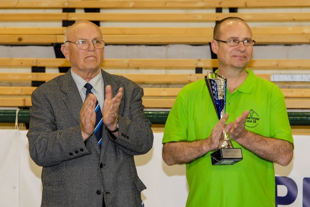 Po čtyřiadvaceti hodinách zná Sportovní liga základních škol své vítěze. Na palubovce městské sportovní haly na Slovanech dnes převzalo putovní Pohár ministryně školství v házené dívčí družstvo ZŠ Křiby Zlín, které obhájilo loňské vítězství. V chlapecké kategorii se radoval tým ZŠ Emila Zátopka z Kopřivnice. Čtyři plzeňské celky, které reprezentovaly západočeskou metropoli, skončily na dvou třetích, pátém a šestém místě. Několik domácích hráčů bylo nominováno porotou do obou „All Stars“ týmů. Organizátoři rozdali také individuální ocenění, několik z nich získali plzeňští zástupci. Nejlepší hráčkou turnaje se stala Julie Franková z 31. ZŠ Plzeň, nejlepším střelcem s počtem 40 gólů hráč 22. ZŠ Plzeň Martin Cvikl, nejlepším brankářem byl zvolen Ladislav Rikal z Bolevecké základní školy Plzeň. (foto: 8.4.2016)