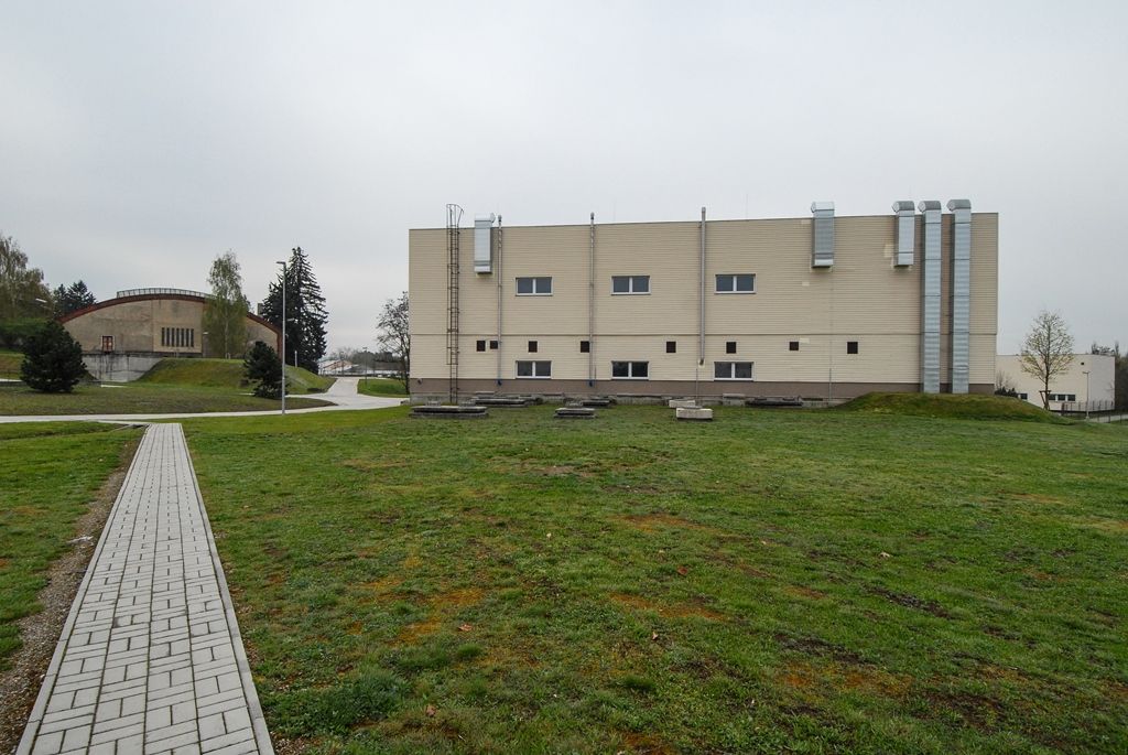 Město Plzeň zrekonstruovalo a zmodernizovalo svou úpravnu vody za 1,09 miliardy korun včetně DPH. Jedna z největších investic v oblasti vodohospodářské infrastruktury na území západočeské metropole zajistí Plzeňanům vysoce kvalitní pitnou vodu. Jak ukázal zkušební provoz, jenž běžel od září 2015 do března 2016, úpravna po rekonstrukci dokáže mimo jiné zbavit vodu pesticidů tak, že jsou jejich hodnoty na výstupu prakticky nulové. Město už proto nepotřebuje výjimku hygieny. Na úpravy, které trvaly dva roky, čerpala Plzeň evropské dotace ve výši 660 milionů korun. Zhotovitelem akce byla společnost SMP CZ, a.s., člen skupiny VINCI. (foto: 15.4.2016)