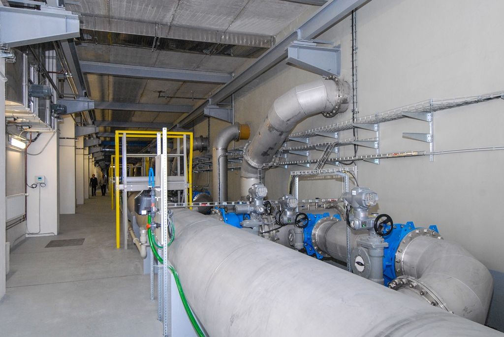 Město Plzeň zrekonstruovalo a zmodernizovalo svou úpravnu vody za 1,09 miliardy korun včetně DPH. Jedna z největších investic v oblasti vodohospodářské infrastruktury na území západočeské metropole zajistí Plzeňanům vysoce kvalitní pitnou vodu. Jak ukázal zkušební provoz, jenž běžel od září 2015 do března 2016, úpravna po rekonstrukci dokáže mimo jiné zbavit vodu pesticidů tak, že jsou jejich hodnoty na výstupu prakticky nulové. Město už proto nepotřebuje výjimku hygieny. Na úpravy, které trvaly dva roky, čerpala Plzeň evropské dotace ve výši 660 milionů korun. Zhotovitelem akce byla společnost SMP CZ, a.s., člen skupiny VINCI. (foto: 15.4.2016)