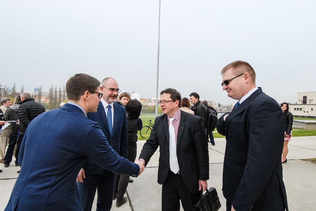 Město Plzeň zrekonstruovalo a zmodernizovalo svou úpravnu vody za 1,09 miliardy korun včetně DPH. Jedna z největších investic v oblasti vodohospodářské infrastruktury na území západočeské metropole zajistí Plzeňanům vysoce kvalitní pitnou vodu. Jak ukázal zkušební provoz, jenž běžel od září 2015 do března 2016, úpravna po rekonstrukci dokáže mimo jiné zbavit vodu pesticidů tak, že jsou jejich hodnoty na výstupu prakticky nulové. Město už proto nepotřebuje výjimku hygieny. Na úpravy, které trvaly dva roky, čerpala Plzeň evropské dotace ve výši 660 milionů korun. Zhotovitelem akce byla společnost SMP CZ, a.s., člen skupiny VINCI. (foto: 15.4.2016)