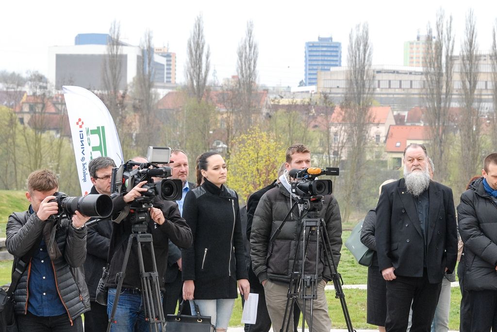 Město Plzeň zrekonstruovalo a zmodernizovalo svou úpravnu vody za 1,09 miliardy korun včetně DPH. Jedna z největších investic v oblasti vodohospodářské infrastruktury na území západočeské metropole zajistí Plzeňanům vysoce kvalitní pitnou vodu. Jak ukázal zkušební provoz, jenž běžel od září 2015 do března 2016, úpravna po rekonstrukci dokáže mimo jiné zbavit vodu pesticidů tak, že jsou jejich hodnoty na výstupu prakticky nulové. Město už proto nepotřebuje výjimku hygieny. Na úpravy, které trvaly dva roky, čerpala Plzeň evropské dotace ve výši 660 milionů korun. Zhotovitelem akce byla společnost SMP CZ, a.s., člen skupiny VINCI. (foto: 15.4.2016)