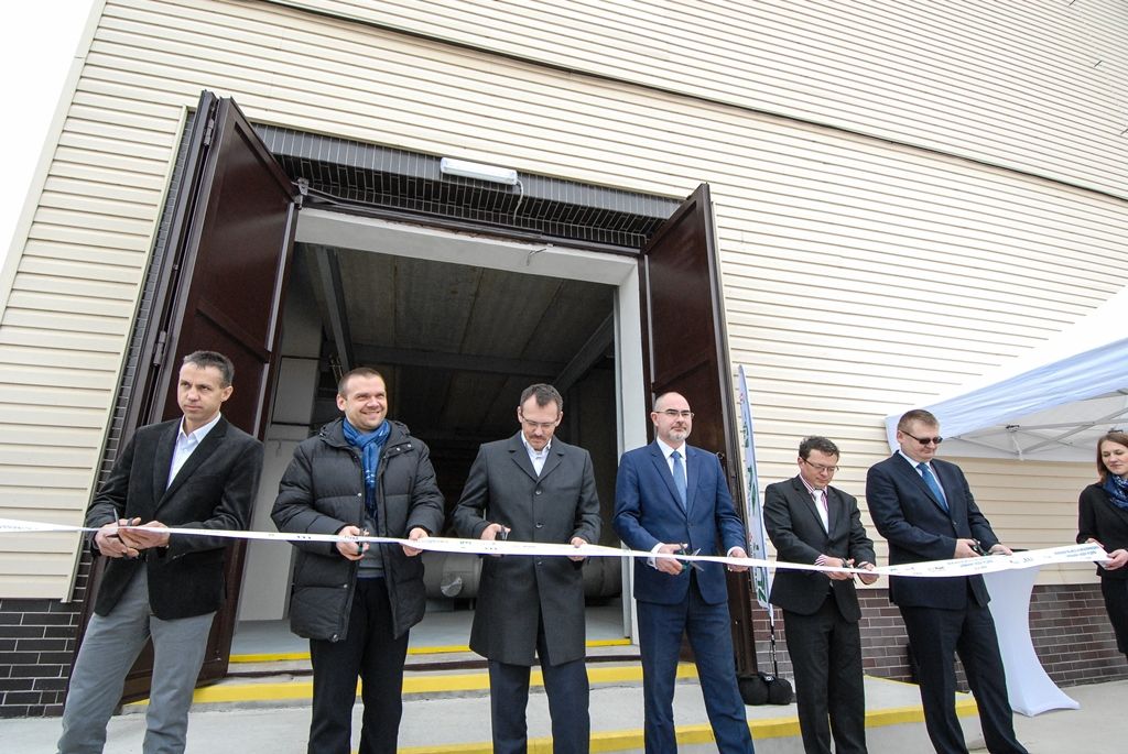 Město Plzeň zrekonstruovalo a zmodernizovalo svou úpravnu vody za 1,09 miliardy korun včetně DPH. Jedna z největších investic v oblasti vodohospodářské infrastruktury na území západočeské metropole zajistí Plzeňanům vysoce kvalitní pitnou vodu. Jak ukázal zkušební provoz, jenž běžel od září 2015 do března 2016, úpravna po rekonstrukci dokáže mimo jiné zbavit vodu pesticidů tak, že jsou jejich hodnoty na výstupu prakticky nulové. Město už proto nepotřebuje výjimku hygieny. Na úpravy, které trvaly dva roky, čerpala Plzeň evropské dotace ve výši 660 milionů korun. Zhotovitelem akce byla společnost SMP CZ, a.s., člen skupiny VINCI. (foto: 15.4.2016)