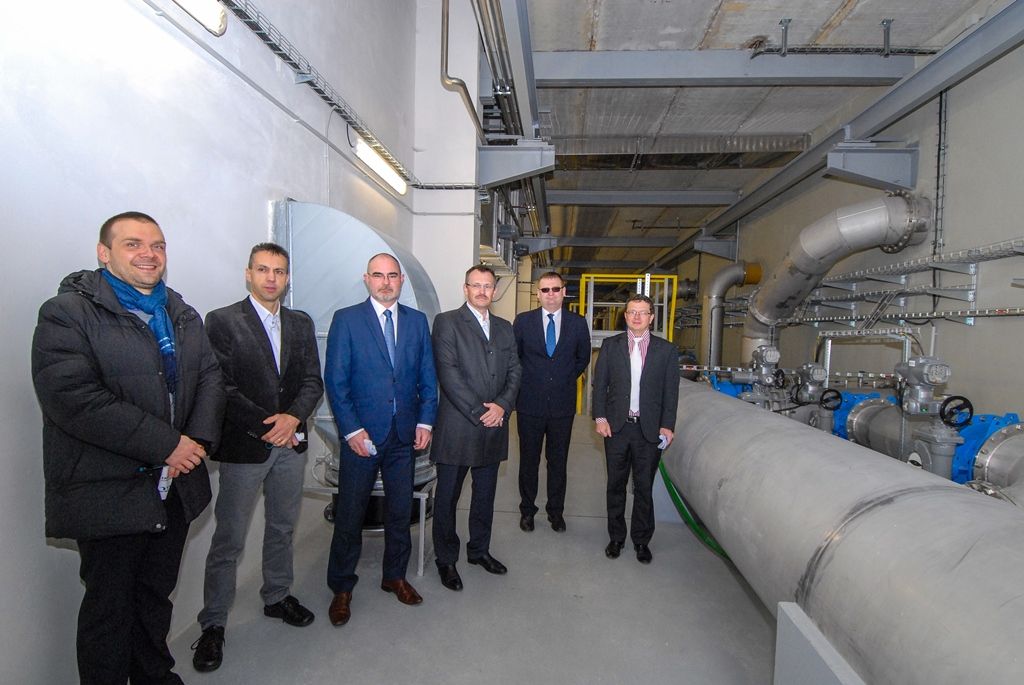 Město Plzeň zrekonstruovalo a zmodernizovalo svou úpravnu vody za 1,09 miliardy korun včetně DPH. Jedna z největších investic v oblasti vodohospodářské infrastruktury na území západočeské metropole zajistí Plzeňanům vysoce kvalitní pitnou vodu. Jak ukázal zkušební provoz, jenž běžel od září 2015 do března 2016, úpravna po rekonstrukci dokáže mimo jiné zbavit vodu pesticidů tak, že jsou jejich hodnoty na výstupu prakticky nulové. Město už proto nepotřebuje výjimku hygieny. Na úpravy, které trvaly dva roky, čerpala Plzeň evropské dotace ve výši 660 milionů korun. Zhotovitelem akce byla společnost SMP CZ, a.s., člen skupiny VINCI. (foto: 15.4.2016)