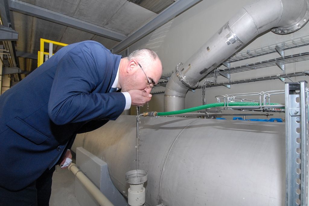 Město Plzeň zrekonstruovalo a zmodernizovalo svou úpravnu vody za 1,09 miliardy korun včetně DPH. Jedna z největších investic v oblasti vodohospodářské infrastruktury na území západočeské metropole zajistí Plzeňanům vysoce kvalitní pitnou vodu. Jak ukázal zkušební provoz, jenž běžel od září 2015 do března 2016, úpravna po rekonstrukci dokáže mimo jiné zbavit vodu pesticidů tak, že jsou jejich hodnoty na výstupu prakticky nulové. Město už proto nepotřebuje výjimku hygieny. Na úpravy, které trvaly dva roky, čerpala Plzeň evropské dotace ve výši 660 milionů korun. Zhotovitelem akce byla společnost SMP CZ, a.s., člen skupiny VINCI. (foto: 15.4.2016)