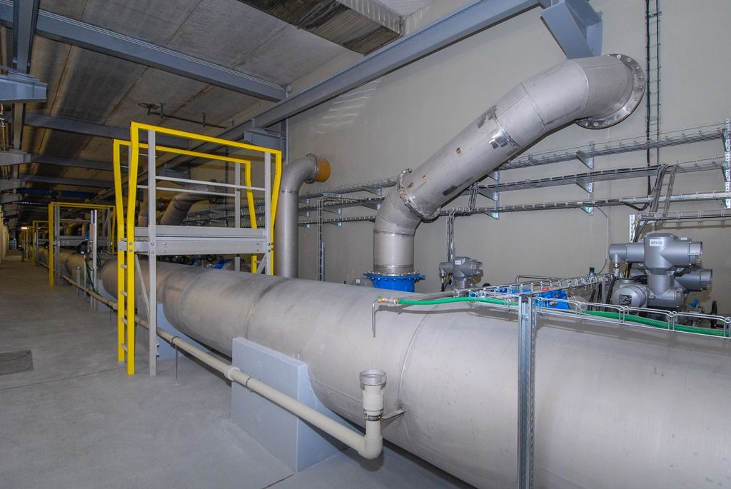 Město Plzeň zrekonstruovalo a zmodernizovalo svou úpravnu vody za 1,09 miliardy korun včetně DPH. Jedna z největších investic v oblasti vodohospodářské infrastruktury na území západočeské metropole zajistí Plzeňanům vysoce kvalitní pitnou vodu. Jak ukázal zkušební provoz, jenž běžel od září 2015 do března 2016, úpravna po rekonstrukci dokáže mimo jiné zbavit vodu pesticidů tak, že jsou jejich hodnoty na výstupu prakticky nulové. Město už proto nepotřebuje výjimku hygieny. Na úpravy, které trvaly dva roky, čerpala Plzeň evropské dotace ve výši 660 milionů korun. Zhotovitelem akce byla společnost SMP CZ, a.s., člen skupiny VINCI. (foto: 15.4.2016)