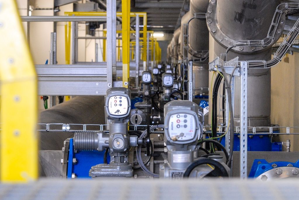 Město Plzeň zrekonstruovalo a zmodernizovalo svou úpravnu vody za 1,09 miliardy korun včetně DPH. Jedna z největších investic v oblasti vodohospodářské infrastruktury na území západočeské metropole zajistí Plzeňanům vysoce kvalitní pitnou vodu. Jak ukázal zkušební provoz, jenž běžel od září 2015 do března 2016, úpravna po rekonstrukci dokáže mimo jiné zbavit vodu pesticidů tak, že jsou jejich hodnoty na výstupu prakticky nulové. Město už proto nepotřebuje výjimku hygieny. Na úpravy, které trvaly dva roky, čerpala Plzeň evropské dotace ve výši 660 milionů korun. Zhotovitelem akce byla společnost SMP CZ, a.s., člen skupiny VINCI. (foto: 15.4.2016)