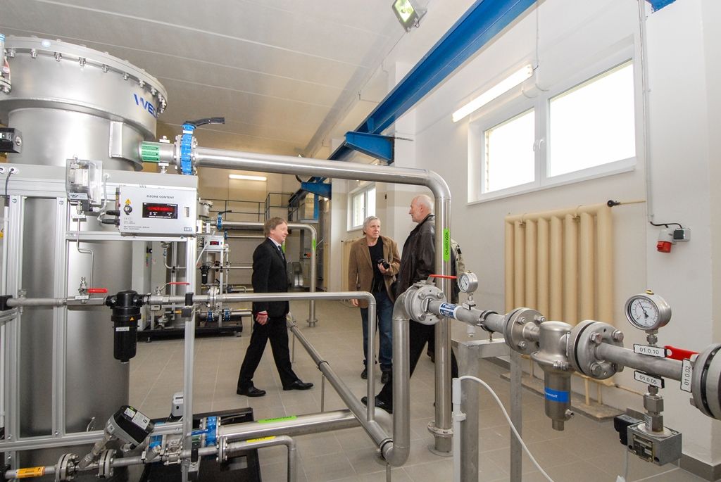 Město Plzeň zrekonstruovalo a zmodernizovalo svou úpravnu vody za 1,09 miliardy korun včetně DPH. Jedna z největších investic v oblasti vodohospodářské infrastruktury na území západočeské metropole zajistí Plzeňanům vysoce kvalitní pitnou vodu. Jak ukázal zkušební provoz, jenž běžel od září 2015 do března 2016, úpravna po rekonstrukci dokáže mimo jiné zbavit vodu pesticidů tak, že jsou jejich hodnoty na výstupu prakticky nulové. Město už proto nepotřebuje výjimku hygieny. Na úpravy, které trvaly dva roky, čerpala Plzeň evropské dotace ve výši 660 milionů korun. Zhotovitelem akce byla společnost SMP CZ, a.s., člen skupiny VINCI. (foto: 15.4.2016)