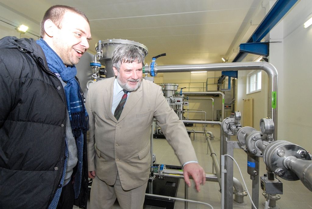 Město Plzeň zrekonstruovalo a zmodernizovalo svou úpravnu vody za 1,09 miliardy korun včetně DPH. Jedna z největších investic v oblasti vodohospodářské infrastruktury na území západočeské metropole zajistí Plzeňanům vysoce kvalitní pitnou vodu. Jak ukázal zkušební provoz, jenž běžel od září 2015 do března 2016, úpravna po rekonstrukci dokáže mimo jiné zbavit vodu pesticidů tak, že jsou jejich hodnoty na výstupu prakticky nulové. Město už proto nepotřebuje výjimku hygieny. Na úpravy, které trvaly dva roky, čerpala Plzeň evropské dotace ve výši 660 milionů korun. Zhotovitelem akce byla společnost SMP CZ, a.s., člen skupiny VINCI. (foto: 15.4.2016)