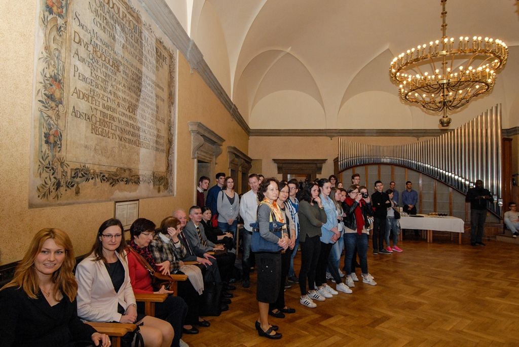 U příležitosti dvacetiletého výročí spolupráce mezi plzeňským gymnáziem na Mikulášském náměstí a francouzským lyceem v Châteaubriant přijalo vedení města zástupce obou škol. V obřadní síni plzeňské radnice se v pátek potkali studenti, pedagogové a ředitelé, přivítali je primátor města Martin Zrzavecký a první náměstek Martin Baxa. Do západočeské metropole přijelo 37 francouzských studentů, aby navštívili mladé Plzeňany, kteří v září loňského roku absolvovali výměnný pobyt ve Francii. (foto: 15.4.2016)