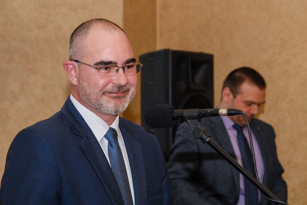 U příležitosti dvacetiletého výročí spolupráce mezi plzeňským gymnáziem na Mikulášském náměstí a francouzským lyceem v Châteaubriant přijalo vedení města zástupce obou škol. V obřadní síni plzeňské radnice se v pátek potkali studenti, pedagogové a ředitelé, přivítali je primátor města Martin Zrzavecký a první náměstek Martin Baxa. Do západočeské metropole přijelo 37 francouzských studentů, aby navštívili mladé Plzeňany, kteří v září loňského roku absolvovali výměnný pobyt ve Francii. (foto: 15.4.2016)