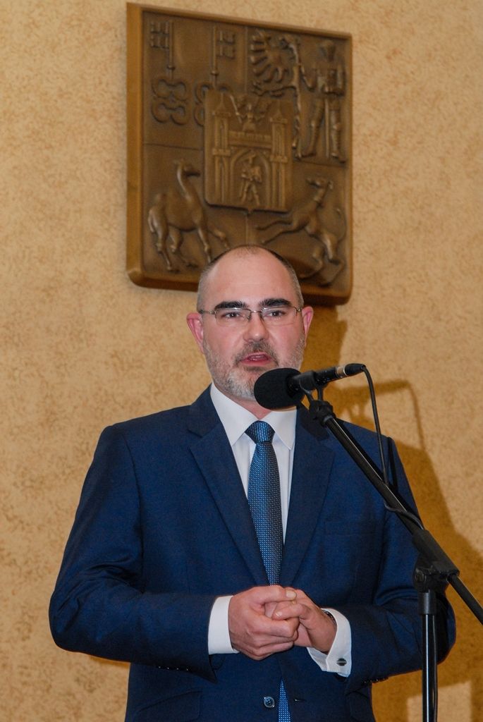 U příležitosti dvacetiletého výročí spolupráce mezi plzeňským gymnáziem na Mikulášském náměstí a francouzským lyceem v Châteaubriant přijalo vedení města zástupce obou škol. V obřadní síni plzeňské radnice se v pátek potkali studenti, pedagogové a ředitelé, přivítali je primátor města Martin Zrzavecký a první náměstek Martin Baxa. Do západočeské metropole přijelo 37 francouzských studentů, aby navštívili mladé Plzeňany, kteří v září loňského roku absolvovali výměnný pobyt ve Francii. (foto: 15.4.2016)