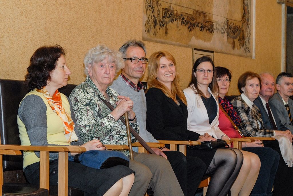U příležitosti dvacetiletého výročí spolupráce mezi plzeňským gymnáziem na Mikulášském náměstí a francouzským lyceem v Châteaubriant přijalo vedení města zástupce obou škol. V obřadní síni plzeňské radnice se v pátek potkali studenti, pedagogové a ředitelé, přivítali je primátor města Martin Zrzavecký a první náměstek Martin Baxa. Do západočeské metropole přijelo 37 francouzských studentů, aby navštívili mladé Plzeňany, kteří v září loňského roku absolvovali výměnný pobyt ve Francii. (foto: 15.4.2016)