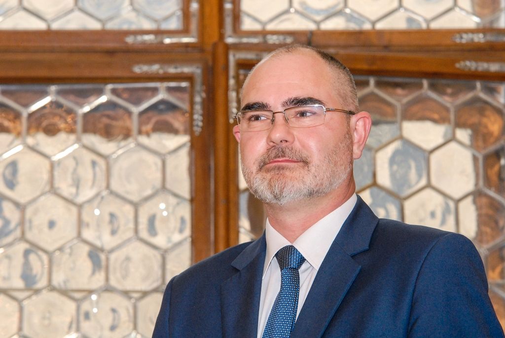 U příležitosti dvacetiletého výročí spolupráce mezi plzeňským gymnáziem na Mikulášském náměstí a francouzským lyceem v Châteaubriant přijalo vedení města zástupce obou škol. V obřadní síni plzeňské radnice se v pátek potkali studenti, pedagogové a ředitelé, přivítali je primátor města Martin Zrzavecký a první náměstek Martin Baxa. Do západočeské metropole přijelo 37 francouzských studentů, aby navštívili mladé Plzeňany, kteří v září loňského roku absolvovali výměnný pobyt ve Francii. (foto: 15.4.2016)