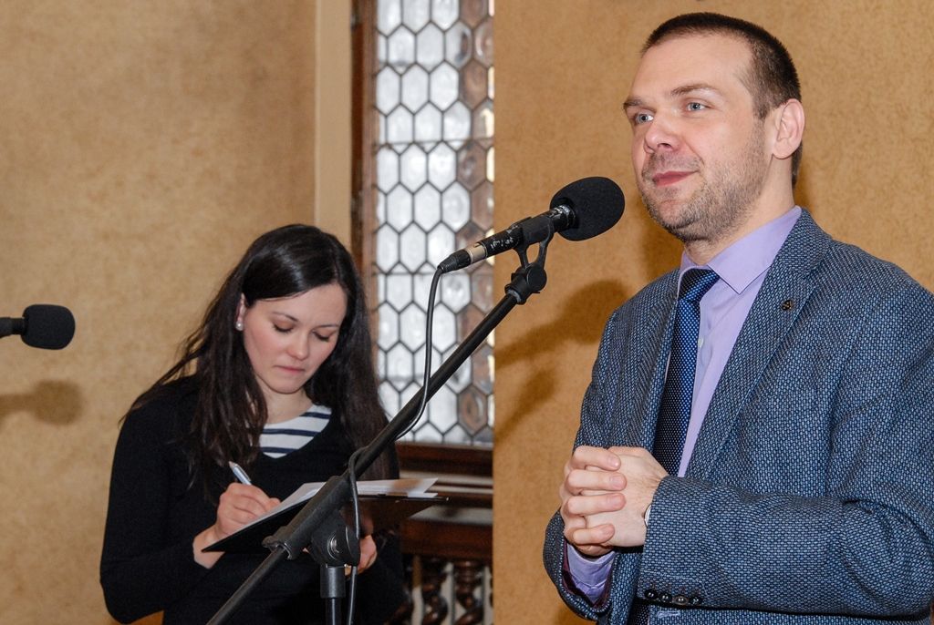U příležitosti dvacetiletého výročí spolupráce mezi plzeňským gymnáziem na Mikulášském náměstí a francouzským lyceem v Châteaubriant přijalo vedení města zástupce obou škol. V obřadní síni plzeňské radnice se v pátek potkali studenti, pedagogové a ředitelé, přivítali je primátor města Martin Zrzavecký a první náměstek Martin Baxa. Do západočeské metropole přijelo 37 francouzských studentů, aby navštívili mladé Plzeňany, kteří v září loňského roku absolvovali výměnný pobyt ve Francii. (foto: 15.4.2016)