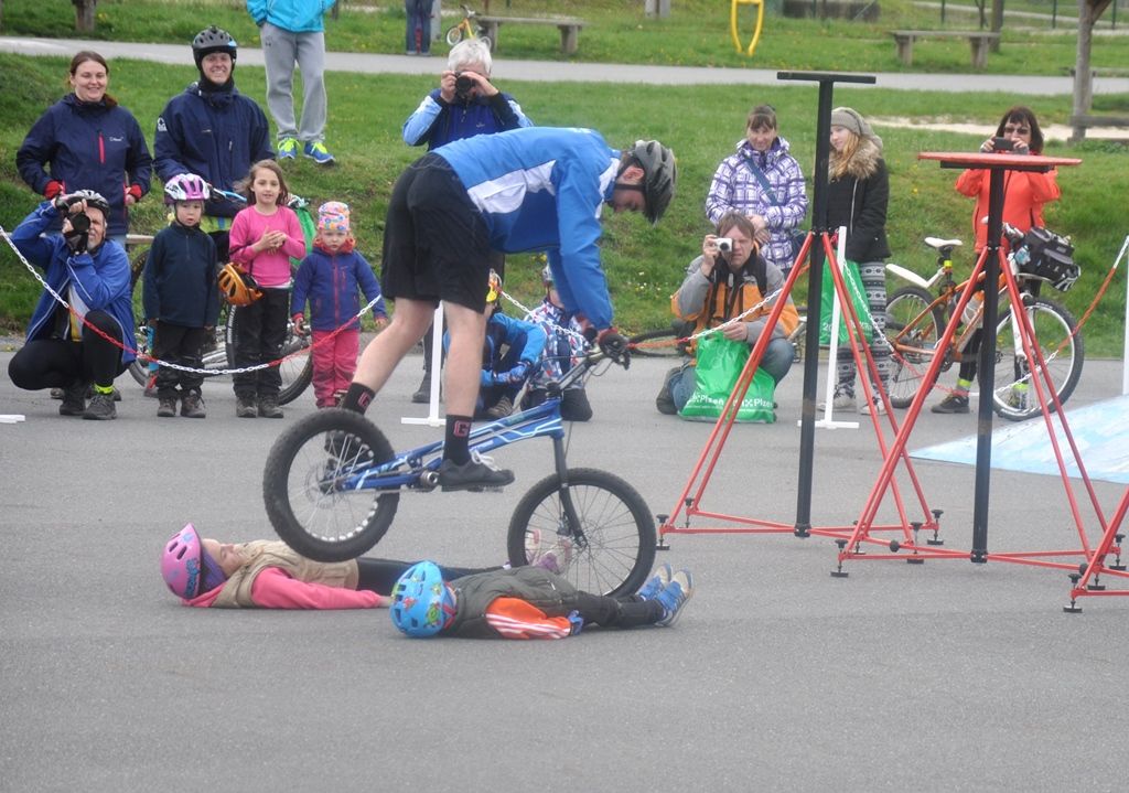 Cyklistickou sezonu v západočeské metropoli zahájili Plzeňané společně v neděli 17. dubna při akci Cykloden pro každého. Magistrát města Plzně společně s cyklistickými neziskovými organizacemi a sportovními kluby připravil pestrý program ve třech lokalitách – Škoda sport parku, Papírně a ve Štruncových sadech. Děti si vyzkoušely například stopovačku na kole i možnost projet se po dřevěných lávkách junior bike parku. Jízdu otestovali dospělí, někteří dali přednost škole jízdy v terénu. Organizátoři i přes nepřízeň počasí zaevidovali stovky zájemců. (foto: J. Holomel, 17.4.2016)