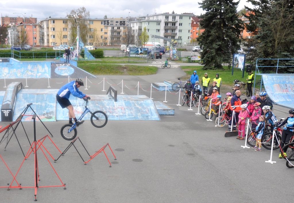 Cyklistickou sezonu v západočeské metropoli zahájili Plzeňané společně v neděli 17. dubna při akci Cykloden pro každého. Magistrát města Plzně společně s cyklistickými neziskovými organizacemi a sportovními kluby připravil pestrý program ve třech lokalitách – Škoda sport parku, Papírně a ve Štruncových sadech. Děti si vyzkoušely například stopovačku na kole i možnost projet se po dřevěných lávkách junior bike parku. Jízdu otestovali dospělí, někteří dali přednost škole jízdy v terénu. Organizátoři i přes nepřízeň počasí zaevidovali stovky zájemců. (foto: J. Holomel, 17.4.2016)