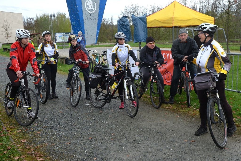 Cyklistickou sezonu v západočeské metropoli zahájili Plzeňané společně v neděli 17. dubna při akci Cykloden pro každého. Magistrát města Plzně společně s cyklistickými neziskovými organizacemi a sportovními kluby připravil pestrý program ve třech lokalitách – Škoda sport parku, Papírně a ve Štruncových sadech. Děti si vyzkoušely například stopovačku na kole i možnost projet se po dřevěných lávkách junior bike parku. Jízdu otestovali dospělí, někteří dali přednost škole jízdy v terénu. Organizátoři i přes nepřízeň počasí zaevidovali stovky zájemců. (foto: J. Holomel, 17.4.2016)