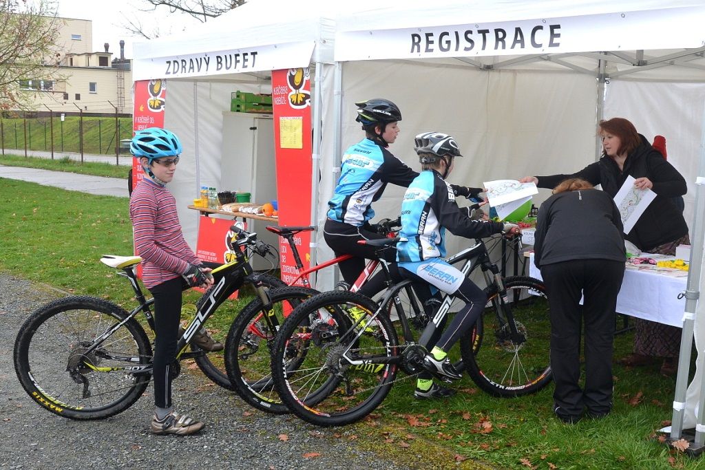Cyklistickou sezonu v západočeské metropoli zahájili Plzeňané společně v neděli 17. dubna při akci Cykloden pro každého. Magistrát města Plzně společně s cyklistickými neziskovými organizacemi a sportovními kluby připravil pestrý program ve třech lokalitách – Škoda sport parku, Papírně a ve Štruncových sadech. Děti si vyzkoušely například stopovačku na kole i možnost projet se po dřevěných lávkách junior bike parku. Jízdu otestovali dospělí, někteří dali přednost škole jízdy v terénu. Organizátoři i přes nepřízeň počasí zaevidovali stovky zájemců. (foto: J. Holomel, 17.4.2016)