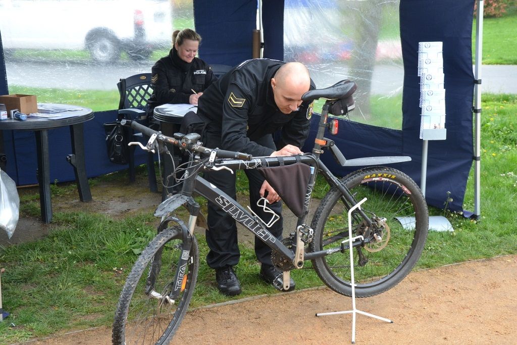 Cyklistickou sezonu v západočeské metropoli zahájili Plzeňané společně v neděli 17. dubna při akci Cykloden pro každého. Magistrát města Plzně společně s cyklistickými neziskovými organizacemi a sportovními kluby připravil pestrý program ve třech lokalitách – Škoda sport parku, Papírně a ve Štruncových sadech. Děti si vyzkoušely například stopovačku na kole i možnost projet se po dřevěných lávkách junior bike parku. Jízdu otestovali dospělí, někteří dali přednost škole jízdy v terénu. Organizátoři i přes nepřízeň počasí zaevidovali stovky zájemců. (foto: J. Holomel, 17.4.2016)