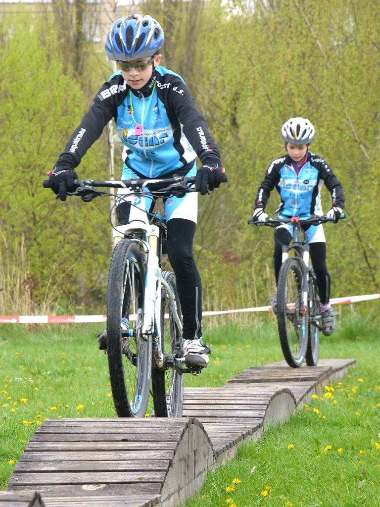 Cyklistickou sezonu v západočeské metropoli zahájili Plzeňané společně v neděli 17. dubna při akci Cykloden pro každého. Magistrát města Plzně společně s cyklistickými neziskovými organizacemi a sportovními kluby připravil pestrý program ve třech lokalitách – Škoda sport parku, Papírně a ve Štruncových sadech. Děti si vyzkoušely například stopovačku na kole i možnost projet se po dřevěných lávkách junior bike parku. Jízdu otestovali dospělí, někteří dali přednost škole jízdy v terénu. Organizátoři i přes nepřízeň počasí zaevidovali stovky zájemců. (foto: J. Holomel, 17.4.2016)