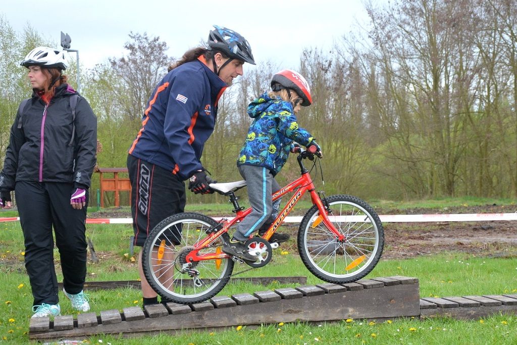 Cyklistickou sezonu v západočeské metropoli zahájili Plzeňané společně v neděli 17. dubna při akci Cykloden pro každého. Magistrát města Plzně společně s cyklistickými neziskovými organizacemi a sportovními kluby připravil pestrý program ve třech lokalitách – Škoda sport parku, Papírně a ve Štruncových sadech. Děti si vyzkoušely například stopovačku na kole i možnost projet se po dřevěných lávkách junior bike parku. Jízdu otestovali dospělí, někteří dali přednost škole jízdy v terénu. Organizátoři i přes nepřízeň počasí zaevidovali stovky zájemců. (foto: J. Holomel, 17.4.2016)