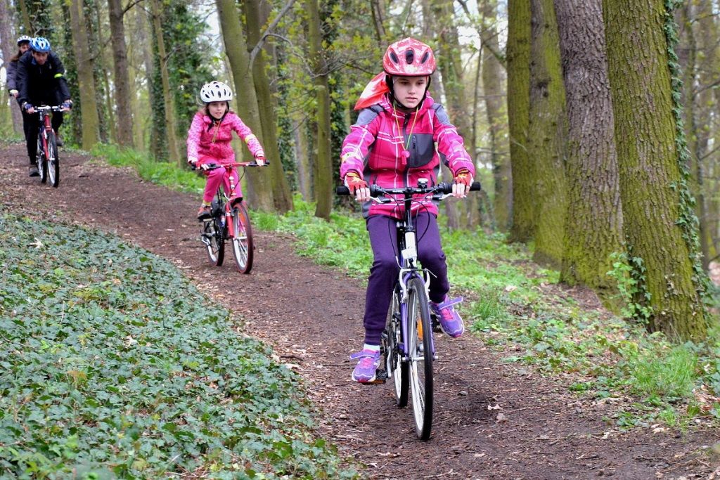 Cyklistickou sezonu v západočeské metropoli zahájili Plzeňané společně v neděli 17. dubna při akci Cykloden pro každého. Magistrát města Plzně společně s cyklistickými neziskovými organizacemi a sportovními kluby připravil pestrý program ve třech lokalitách – Škoda sport parku, Papírně a ve Štruncových sadech. Děti si vyzkoušely například stopovačku na kole i možnost projet se po dřevěných lávkách junior bike parku. Jízdu otestovali dospělí, někteří dali přednost škole jízdy v terénu. Organizátoři i přes nepřízeň počasí zaevidovali stovky zájemců. (foto: J. Holomel, 17.4.2016)