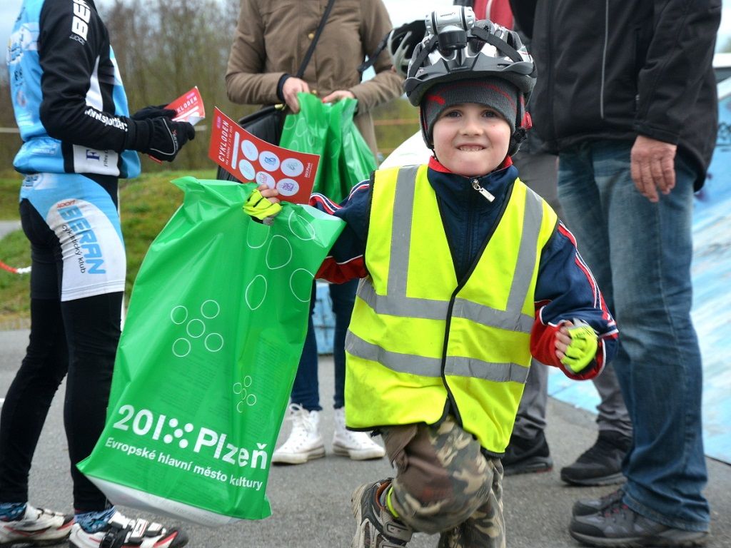 Cyklistickou sezonu v západočeské metropoli zahájili Plzeňané společně v neděli 17. dubna při akci Cykloden pro každého. Magistrát města Plzně společně s cyklistickými neziskovými organizacemi a sportovními kluby připravil pestrý program ve třech lokalitách – Škoda sport parku, Papírně a ve Štruncových sadech. Děti si vyzkoušely například stopovačku na kole i možnost projet se po dřevěných lávkách junior bike parku. Jízdu otestovali dospělí, někteří dali přednost škole jízdy v terénu. Organizátoři i přes nepřízeň počasí zaevidovali stovky zájemců. (foto: J. Holomel, 17.4.2016)