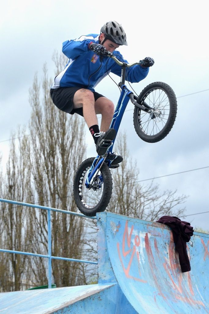 Cyklistickou sezonu v západočeské metropoli zahájili Plzeňané společně v neděli 17. dubna při akci Cykloden pro každého. Magistrát města Plzně společně s cyklistickými neziskovými organizacemi a sportovními kluby připravil pestrý program ve třech lokalitách – Škoda sport parku, Papírně a ve Štruncových sadech. Děti si vyzkoušely například stopovačku na kole i možnost projet se po dřevěných lávkách junior bike parku. Jízdu otestovali dospělí, někteří dali přednost škole jízdy v terénu. Organizátoři i přes nepřízeň počasí zaevidovali stovky zájemců. (foto: J. Holomel, 17.4.2016)