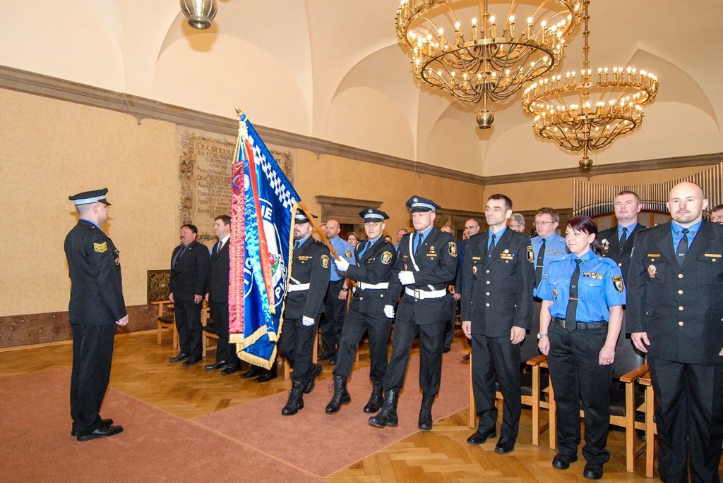 Více než pět desítek strážníků a zaměstnanců plzeňské městské policie si dnes převzalo na radnici ocenění z rukou primátora města Martina Zrzaveckého. Za věrnost byli ohodnoceni ti, kteří u Městské policie Plzeň slouží pět, deset, 15 a 20 let. Další čestná ocenění byla udělena za mimořádný čin a záchranu života, mezi držiteli byli i dva asistenti prevence kriminality, díky nimž se povedlo zklidnit lokalitu Plac. (foto: 19.4.2016)