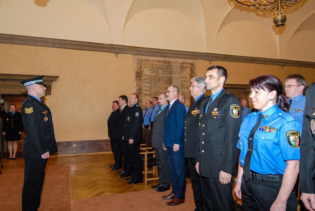 Více než pět desítek strážníků a zaměstnanců plzeňské městské policie si dnes převzalo na radnici ocenění z rukou primátora města Martina Zrzaveckého. Za věrnost byli ohodnoceni ti, kteří u Městské policie Plzeň slouží pět, deset, 15 a 20 let. Další čestná ocenění byla udělena za mimořádný čin a záchranu života, mezi držiteli byli i dva asistenti prevence kriminality, díky nimž se povedlo zklidnit lokalitu Plac. (foto: 19.4.2016)